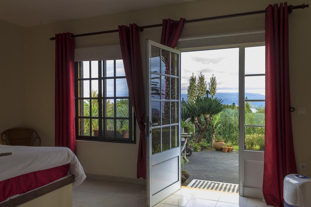 Vila Belgica Bed and Breakfast Horta  Habitación foto